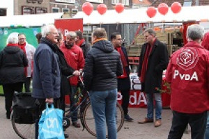 PvdA op verkiezingsmarkt: ‘Ga stemmen!’