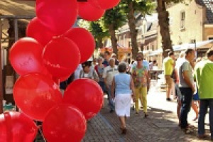 Rode ballonnen op zomerse braderie van Bergambacht