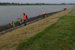 PvdA’ers helpen vrijwilligers dijk in Lekkerkerk schoonmaken