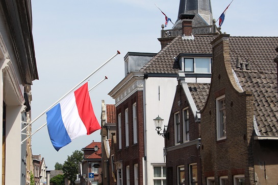 De vlag aan het gemeentehuis van Ouderkerk. Ook De Spil in Ouderkerk aan den IJssel had de vlag halfstok hangen (foto linksboven).
